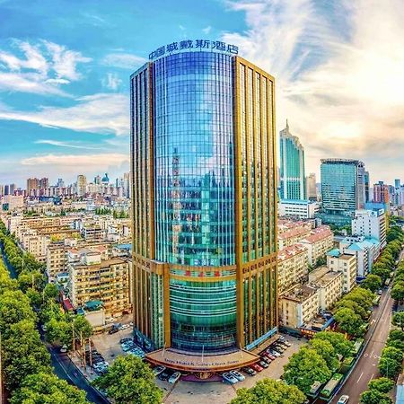 Days Hotel & Suites China Town---Five Minutes To Reach Changsha Station, The Metro Line 2 & Line 6 Are Nearby,Free Gym & Laundromat,Chinese And Western Buffet Breakfast Is Offered On The 31St Floor エクステリア 写真