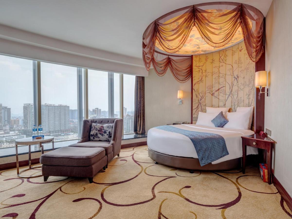 Days Hotel & Suites China Town---Five Minutes To Reach Changsha Station, The Metro Line 2 & Line 6 Are Nearby,Free Gym & Laundromat,Chinese And Western Buffet Breakfast Is Offered On The 31St Floor エクステリア 写真